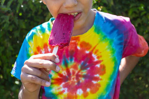 ילד לבוש בחולצת טאי דאי